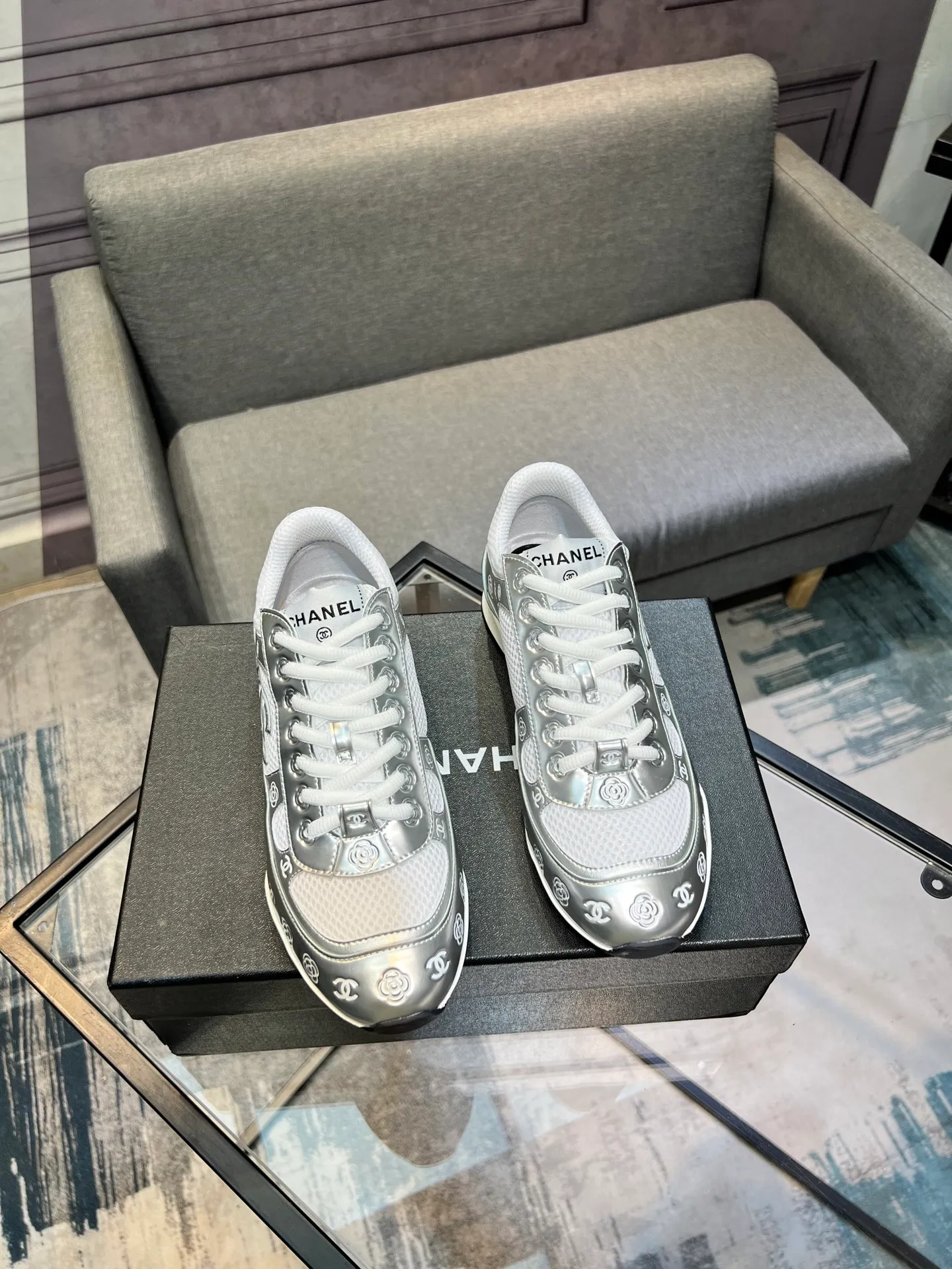 Men's men's shoes 💰640 Exclusive real shot (top version) CHANEL Chanel 2025ss color matching thick-soled casual sports shoes and sneakers. The counter is synchronized. The counter is very popular. A shoe that is very difficult to buy. The most popular thick-soled panda shoes on the Internet. It can be imagined that Xiaoxiang control can't miss it. It has both good looks and comfort. Simple and versatile white shoes. The thick sole increases the height and is super versatile. Close your eyes and wear it. Whoever wears it will look better. Upper: calfskin Lining: imported sheepskin lining Outsole: TPU original outsole Size: 35-44 (customized for women 41 and 40, and 45 for men)